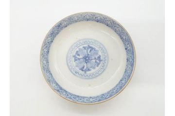 江戸期　古伊万里　金彩　色絵　約12cm　3.8寸　一つ一つ丁寧に絵付けされた豪華な蓋付き茶碗3客セット(獅子、松竹、和食器、三寸八分)(R-070415)