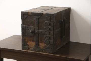 和製アンティーク　珍品!!　関東　荘厳な雰囲気を醸し出す金具の立派な総桐船箪笥(掛硯型、懸硯型、金庫箪笥、総桐箪笥、総桐たんす、舟箪笥、時代箪笥、帳場箪笥、小物収納、小引き出し)(R-070426)