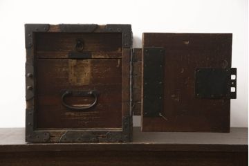 和製アンティーク　珍品!!　関東　荘厳な雰囲気を醸し出す金具の立派な総桐船箪笥(掛硯型、懸硯型、金庫箪笥、総桐箪笥、総桐たんす、舟箪笥、時代箪笥、帳場箪笥、小物収納、小引き出し)(R-070426)