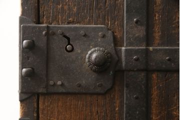 和製アンティーク　珍品!!　関東　荘厳な雰囲気を醸し出す金具の立派な総桐船箪笥(掛硯型、懸硯型、金庫箪笥、総桐箪笥、総桐たんす、舟箪笥、時代箪笥、帳場箪笥、小物収納、小引き出し)(R-070426)