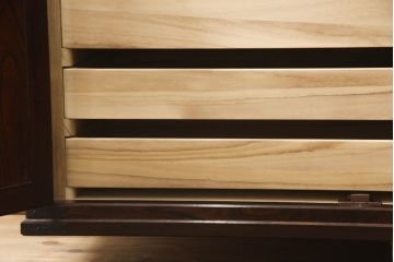 中古　志太民芸家具　天板・脚または台輪を付けてリメイク　美しい杢目が上質な和の雰囲気を演出するローチェスト(サイドボード、サイドチェスト、ローボード、和箪笥、収納箪笥、整理タンス、引き出し、テレビ台、テレビボード)(R-070428)