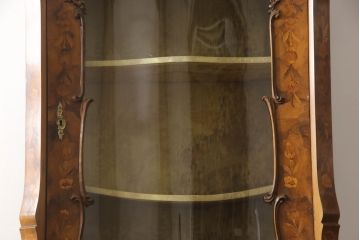 イタリアアンティーク　ペイント仕上げ限定　クラシカルなデザインが素敵なロココキャビネット(サイドキャビネット、ガラスケース、ショーケース、飾り棚、戸棚、収納棚)(R-070432)