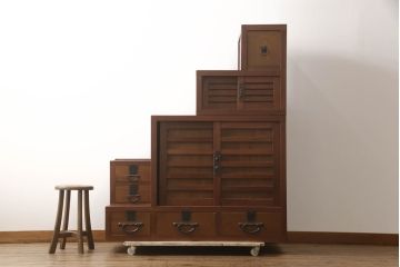 和製ビンテージ　高級工芸家具　総欅(ケヤキ)材　古金具リメイク　職人手作り　小振りな階段箪笥(階段タンス、収納たんす、和箪笥、時代箪笥、引き出し、ヴィンテージ)(R-070433)