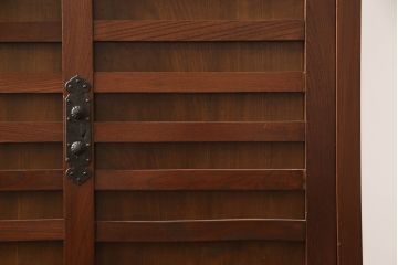 和製ビンテージ　高級工芸家具　総欅(ケヤキ)材　古金具リメイク　職人手作り　小振りな階段箪笥(階段タンス、収納たんす、和箪笥、時代箪笥、引き出し、ヴィンテージ)(R-070433)