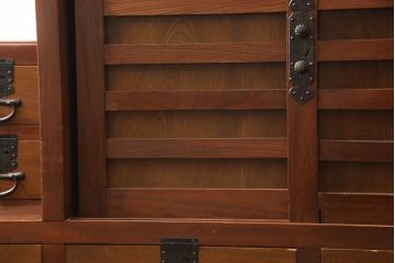 和製ビンテージ　高級工芸家具　総欅(ケヤキ)材　古金具リメイク　職人手作り　小振りな階段箪笥(階段タンス、収納たんす、和箪笥、時代箪笥、引き出し、ヴィンテージ)(R-070433)