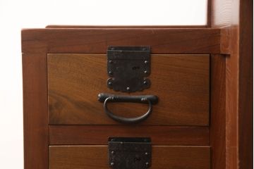 和製ビンテージ　高級工芸家具　総欅(ケヤキ)材　古金具リメイク　職人手作り　小振りな階段箪笥(階段タンス、収納たんす、和箪笥、時代箪笥、引き出し、ヴィンテージ)(R-070433)