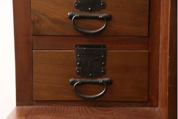 和製ビンテージ　高級工芸家具　総欅(ケヤキ)材　古金具リメイク　職人手作り　小振りな階段箪笥(階段タンス、収納たんす、和箪笥、時代箪笥、引き出し、ヴィンテージ)(R-070433)
