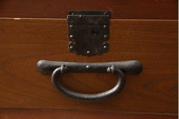 和製ビンテージ　高級工芸家具　総欅(ケヤキ)材　古金具リメイク　職人手作り　小振りな階段箪笥(階段タンス、収納たんす、和箪笥、時代箪笥、引き出し、ヴィンテージ)(R-070433)