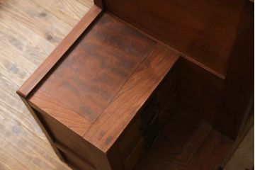 和製ビンテージ　高級工芸家具　総欅(ケヤキ)材　古金具リメイク　職人手作り　小振りな階段箪笥(階段タンス、収納たんす、和箪笥、時代箪笥、引き出し、ヴィンテージ)(R-070433)