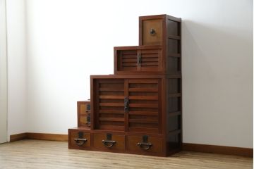 和製ビンテージ　高級工芸家具　総欅(ケヤキ)材　古金具リメイク　職人手作り　小振りな階段箪笥(階段タンス、収納たんす、和箪笥、時代箪笥、引き出し、ヴィンテージ)(R-070433)