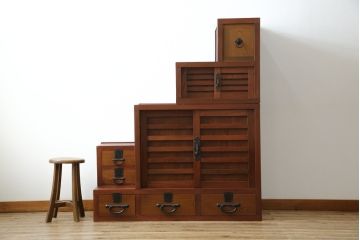 和製ビンテージ　高級工芸家具　総欅(ケヤキ)材　古金具リメイク　職人手作り　小振りな階段箪笥(階段タンス、収納たんす、和箪笥、時代箪笥、引き出し、ヴィンテージ)(R-070433)