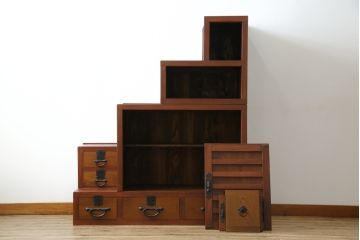 和製ビンテージ　高級工芸家具　総欅(ケヤキ)材　古金具リメイク　職人手作り　小振りな階段箪笥(階段タンス、収納たんす、和箪笥、時代箪笥、引き出し、ヴィンテージ)(R-070433)