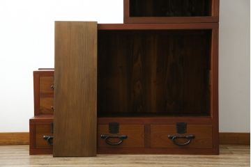 和製ビンテージ　高級工芸家具　総欅(ケヤキ)材　古金具リメイク　職人手作り　小振りな階段箪笥(階段タンス、収納たんす、和箪笥、時代箪笥、引き出し、ヴィンテージ)(R-070433)