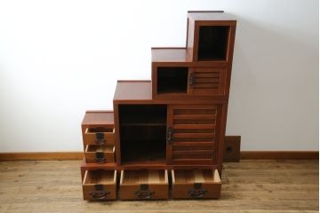 和製ビンテージ　高級工芸家具　総欅(ケヤキ)材　古金具リメイク　職人手作り　小振りな階段箪笥(階段タンス、収納たんす、和箪笥、時代箪笥、引き出し、ヴィンテージ)(R-070433)