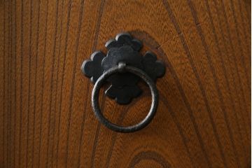 和製ビンテージ　高級工芸家具　総欅(ケヤキ)材　古金具リメイク　職人手作り　小振りな階段箪笥(階段タンス、収納たんす、和箪笥、時代箪笥、引き出し、ヴィンテージ)(R-070433)