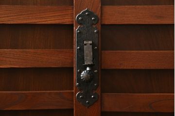 和製ビンテージ　高級工芸家具　総欅(ケヤキ)材　古金具リメイク　職人手作り　小振りな階段箪笥(階段タンス、収納たんす、和箪笥、時代箪笥、引き出し、ヴィンテージ)(R-070433)
