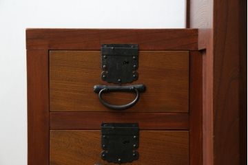 和製ビンテージ　高級工芸家具　総欅(ケヤキ)材　古金具リメイク　職人手作り　小振りな階段箪笥(階段タンス、収納たんす、和箪笥、時代箪笥、引き出し、ヴィンテージ)(R-070433)