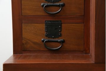 和製ビンテージ　高級工芸家具　総欅(ケヤキ)材　古金具リメイク　職人手作り　小振りな階段箪笥(階段タンス、収納たんす、和箪笥、時代箪笥、引き出し、ヴィンテージ)(R-070433)