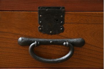 和製ビンテージ　高級工芸家具　総欅(ケヤキ)材　古金具リメイク　職人手作り　小振りな階段箪笥(階段タンス、収納たんす、和箪笥、時代箪笥、引き出し、ヴィンテージ)(R-070433)