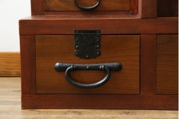 和製ビンテージ　高級工芸家具　総欅(ケヤキ)材　古金具リメイク　職人手作り　小振りな階段箪笥(階段タンス、収納たんす、和箪笥、時代箪笥、引き出し、ヴィンテージ)(R-070433)