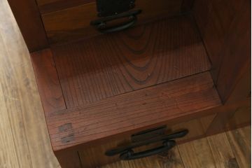 和製ビンテージ　高級工芸家具　総欅(ケヤキ)材　古金具リメイク　職人手作り　小振りな階段箪笥(階段タンス、収納たんす、和箪笥、時代箪笥、引き出し、ヴィンテージ)(R-070433)