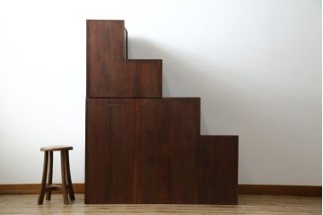 和製ビンテージ　高級工芸家具　総欅(ケヤキ)材　古金具リメイク　職人手作り　小振りな階段箪笥(階段タンス、収納たんす、和箪笥、時代箪笥、引き出し、ヴィンテージ)(R-070433)