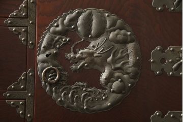 中古　美品　岩谷堂箪笥　龍が施された手打ち金具が和の雰囲気を高める和タンス(和箪笥、収納箪笥、引き出し、サイドチェスト)(R-070437)