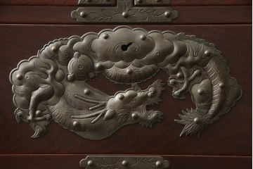 中古　美品　岩谷堂箪笥　龍が施された手打ち金具が和の雰囲気を高める和タンス(和箪笥、収納箪笥、引き出し、サイドチェスト)(R-070437)