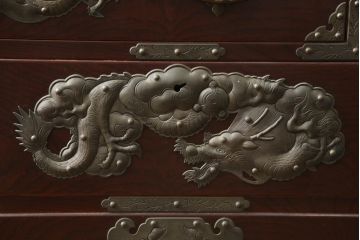 中古　美品　岩谷堂箪笥　龍が施された手打ち金具が和の雰囲気を高める和タンス(和箪笥、収納箪笥、引き出し、サイドチェスト)(R-070437)