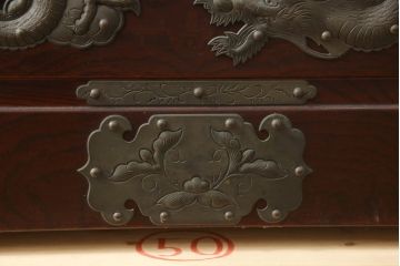 中古　美品　岩谷堂箪笥　龍が施された手打ち金具が和の雰囲気を高める和タンス(和箪笥、収納箪笥、引き出し、サイドチェスト)(R-070437)
