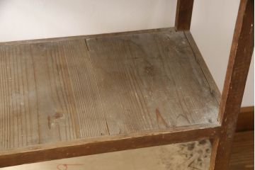 和製アンティーク　昭和レトロ　シンプルなデザインが取り入れやすい小振りの飾り棚(オープンラック、ブックシェルフ、本棚、陳列棚、ディスプレイラック)(R-070438)