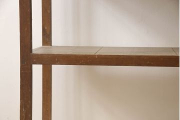 和製アンティーク　昭和レトロ　シンプルなデザインが取り入れやすい小振りの飾り棚(オープンラック、ブックシェルフ、本棚、陳列棚、ディスプレイラック)(R-070438)