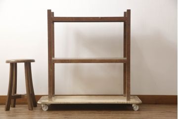 和製アンティーク　昭和レトロ　シンプルなデザインが取り入れやすい小振りの飾り棚(オープンラック、ブックシェルフ、本棚、陳列棚、ディスプレイラック)(R-070438)