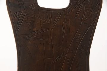 中古　軽井沢彫り　シックな色合いと優美な曲線デザインが魅力のチェア(板座チェア、ダイニングチェア、イス、椅子)(R-070440)