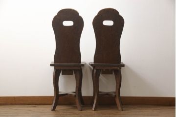 中古　軽井沢彫り　シックな色合いと優美な曲線デザインが魅力のチェア2脚セット(板座チェア、ダイニングチェア、イス、椅子)(R-070441)