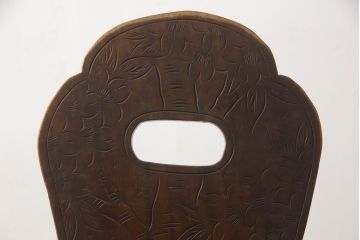 中古　軽井沢彫り　シックな色合いと優美な曲線デザインが魅力のチェア2脚セット(板座チェア、ダイニングチェア、イス、椅子)(R-070441)