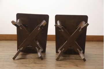 中古　軽井沢彫り　シックな色合いと優美な曲線デザインが魅力のチェア2脚セット(板座チェア、ダイニングチェア、イス、椅子)(R-070441)