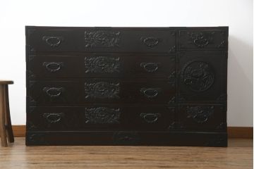 中古　欅産業　凝ったつくりの大振りの金具が目を惹く仙台箪笥サイドボード(サイドチェスト、ローチェスト、収納箪笥、衣装箪笥、引き出し)(R-070443)