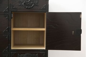 中古　欅産業　凝ったつくりの大振りの金具が目を惹く仙台箪笥サイドボード(サイドチェスト、ローチェスト、収納箪笥、衣装箪笥、引き出し)(R-070443)