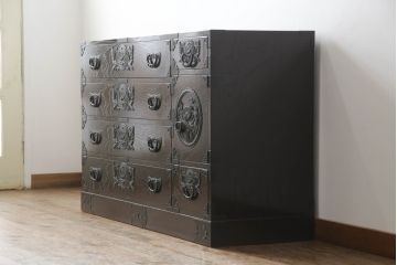 中古　欅産業　凝ったつくりの大振りの金具が目を惹く仙台箪笥サイドボード(サイドチェスト、ローチェスト、収納箪笥、衣装箪笥、引き出し)(R-070443)