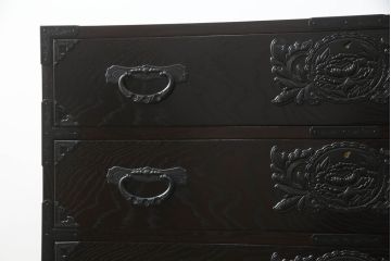 中古　欅産業　凝ったつくりの大振りの金具が目を惹く仙台箪笥サイドボード(サイドチェスト、ローチェスト、収納箪笥、衣装箪笥、引き出し)(R-070443)