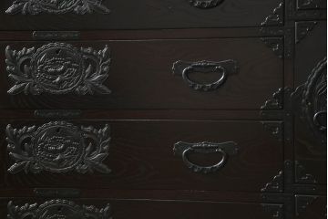 中古　欅産業　凝ったつくりの大振りの金具が目を惹く仙台箪笥サイドボード(サイドチェスト、ローチェスト、収納箪笥、衣装箪笥、引き出し)(R-070443)