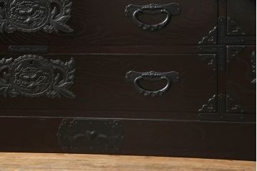 中古　欅産業　凝ったつくりの大振りの金具が目を惹く仙台箪笥サイドボード(サイドチェスト、ローチェスト、収納箪笥、衣装箪笥、引き出し)(R-070443)