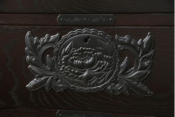 中古　欅産業　凝ったつくりの大振りの金具が目を惹く仙台箪笥サイドボード(サイドチェスト、ローチェスト、収納箪笥、衣装箪笥、引き出し)(R-070443)
