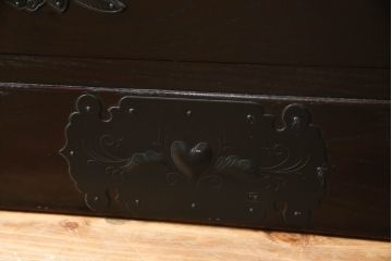 中古　欅産業　凝ったつくりの大振りの金具が目を惹く仙台箪笥サイドボード(サイドチェスト、ローチェスト、収納箪笥、衣装箪笥、引き出し)(R-070443)