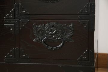 中古　欅産業　凝ったつくりの大振りの金具が目を惹く仙台箪笥サイドボード(サイドチェスト、ローチェスト、収納箪笥、衣装箪笥、引き出し)(R-070443)