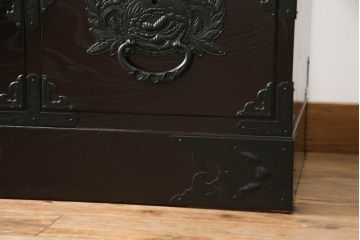 中古　欅産業　凝ったつくりの大振りの金具が目を惹く仙台箪笥サイドボード(サイドチェスト、ローチェスト、収納箪笥、衣装箪笥、引き出し)(R-070443)