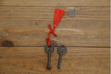 中古　欅産業　凝ったつくりの大振りの金具が目を惹く仙台箪笥サイドボード(サイドチェスト、ローチェスト、収納箪笥、衣装箪笥、引き出し)(R-070443)