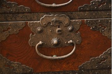 和製アンティーク　明治期　前面欅(ケヤキ)材・中桐材　金具の立派な佐渡箪笥(小木箪笥、和たんす、時代箪笥、収納箪笥、引き出し、重ねタンス、アンティーク箪笥)(R-070445)