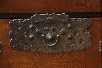 和製アンティーク　明治期　前面欅(ケヤキ)材・中桐材　金具の立派な佐渡箪笥(小木箪笥、和たんす、時代箪笥、収納箪笥、引き出し、重ねタンス、アンティーク箪笥)(R-070445)